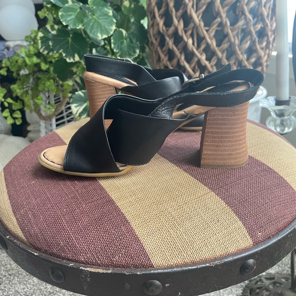 Born Tessa Woman’s Leather Heeled Sandals in SZ 7 in like new condition